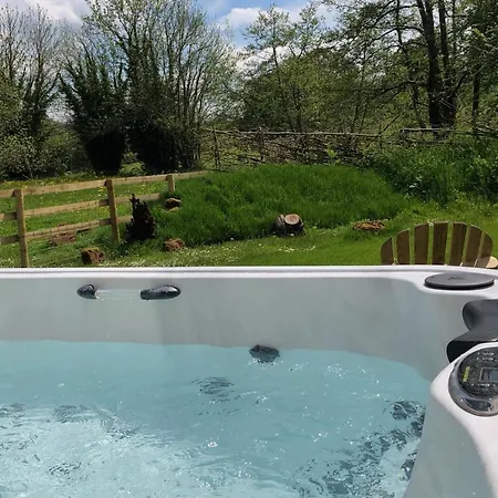 Large Luxury Shepherds Hut With Hot Tub Nr Bath