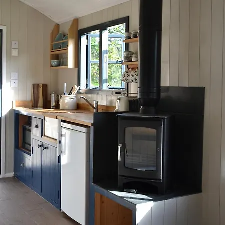 Large Luxury Shepherds Hut With Hot Tub Nr Bath