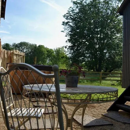 Large Luxury Shepherds Hut With Hot Tub Nr Bath *