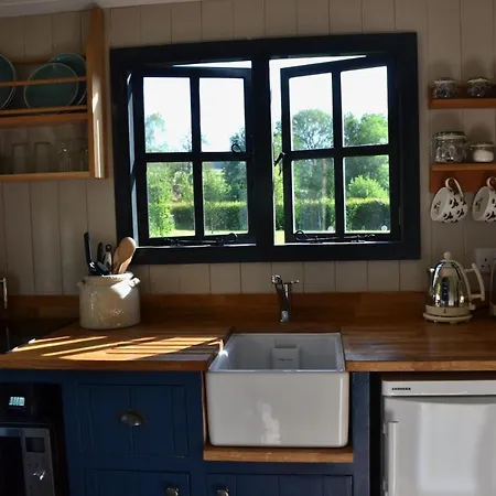 Large Luxury Shepherds Hut With Hot Tub Nr Bath * Bristol