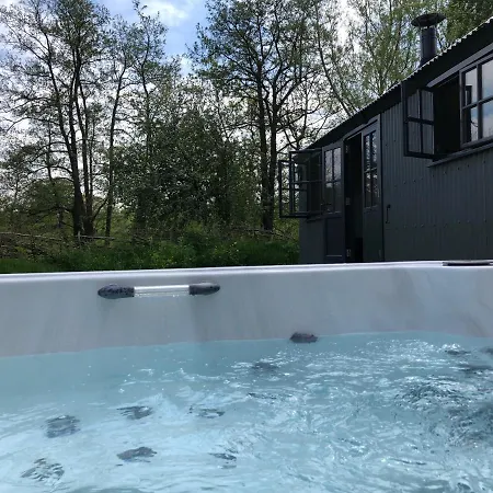 Large Luxury Shepherds Hut With Hot Tub Nr Bath בקתה *