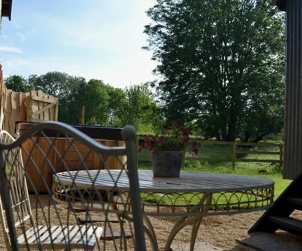 Large Luxury Shepherds Hut With Hot Tub Nr Bath *