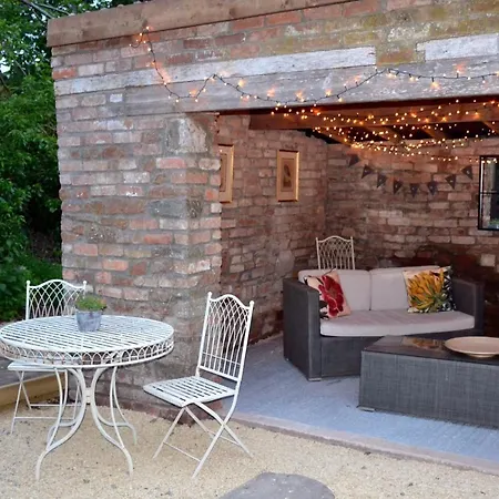 Large Luxury Shepherds Hut With Hot Tub Nr Bath * Bristol