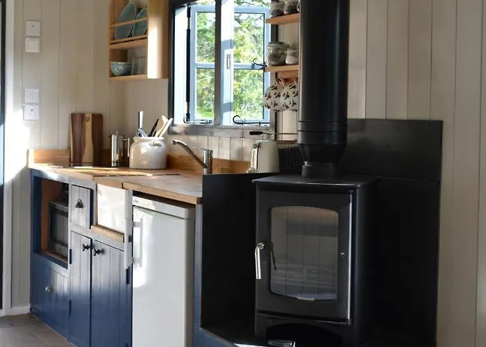 Large Luxury Shepherds Hut With Hot Tub Nr Bath