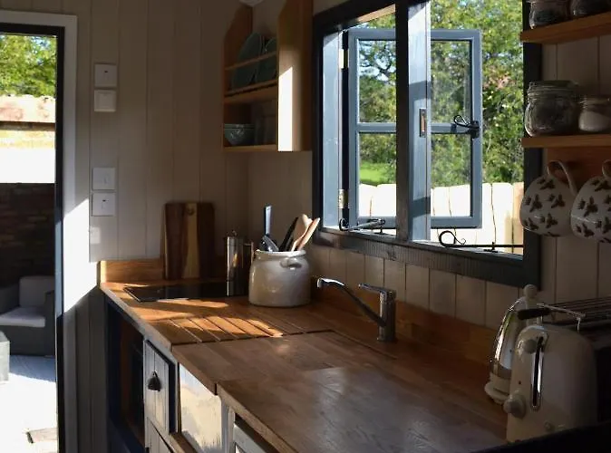 Large Luxury Shepherds Hut With Hot Tub Nr Bath Chalet *