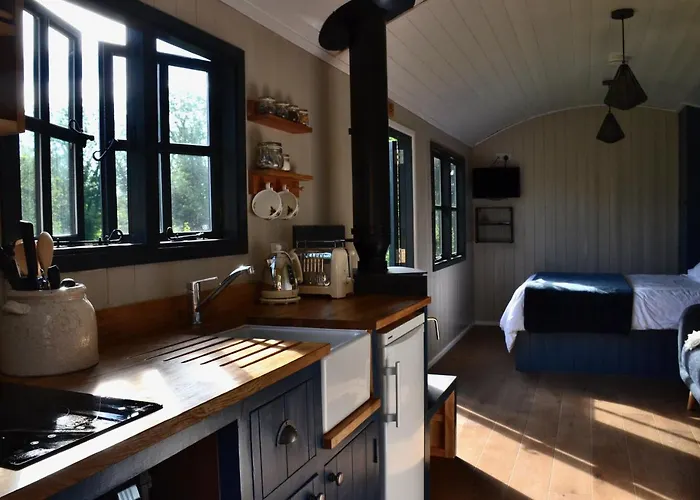 Large Luxury Shepherds Hut With Hot Tub Nr Bath Chalet *