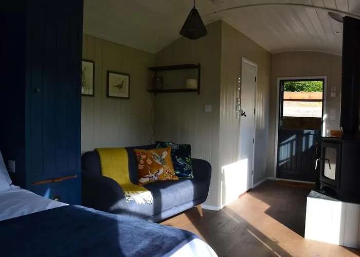 Large Luxury Shepherds Hut With Hot Tub Nr Bath Chalet